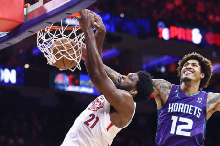Joel Embiid enterrando na NBA - Metrópoles
