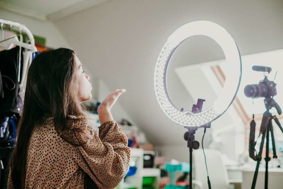 Na imagem há uma mulher gravando vídeo - Metrópoles