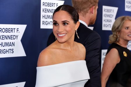 Na imagem com cor, Meghan Markle em evento - Metrópoles