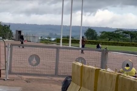 Imagem colorida mostra região em frente ao Alvorada com alguns apoiadores do presidente Jair Bolsonaro