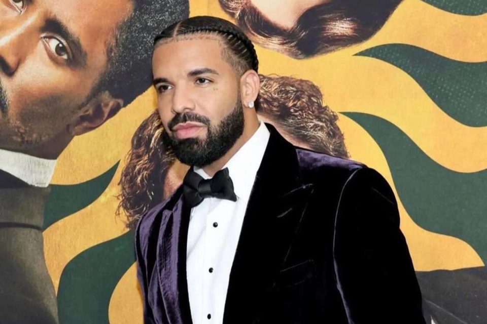 Drake de tranças e terno completo - metrópoles