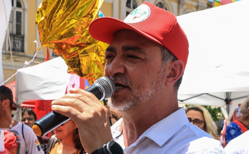 O deputado estadual Edegar Pretto discursa com um boné do MST durante ato de campanha em Porto Alegre, no Rio Grande do Sul