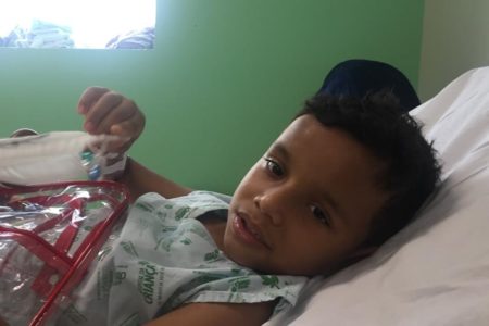 Imagem colorida de Davi, que busca ajuda para seu tratamento contra o câncer