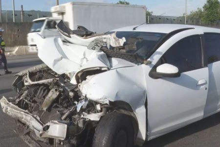 Carro que atingiu o motorista que parou para trocar o pneu