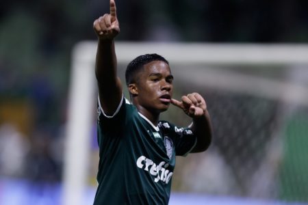 Endrick comemora gol pelo Palmeiras - Metrópoles