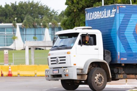 Caminhão de mudança é visto saindo do Palacio Alvorada
