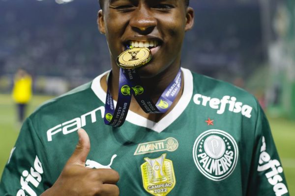 Endrick comemora o título de campeão brasileiro pelo Palmeiras - Metrópoles