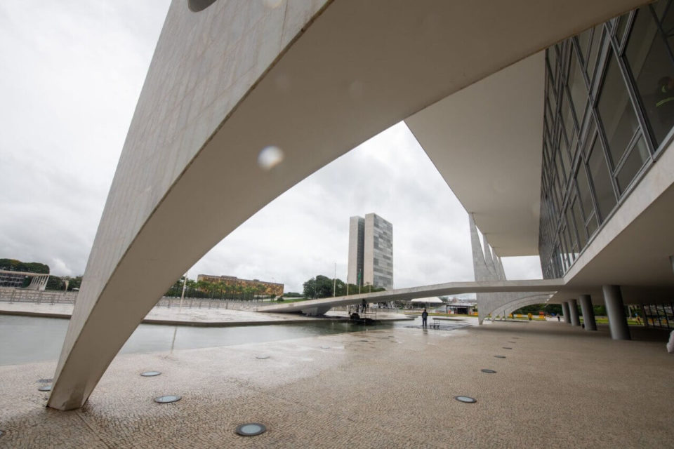 Funcionários realizam pintura e limpeza da área externa do Palácio do Planalto