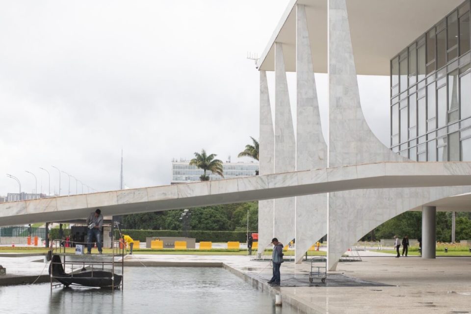 Funcionários realizam pintura e limpeza da área externa do Palácio do Planalto
