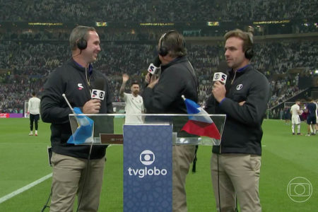 Galvão Bueno, de costas para a câmera, tenta chamar a atenção de Lionel Messi - Metrópoles