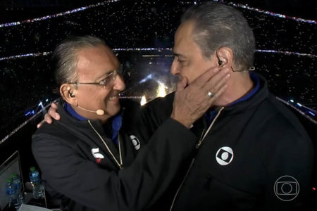 Galvão Bueno e Luis Roberto se cumprimentam na cabine de transmissão do estádio Lusail - Metrópoles