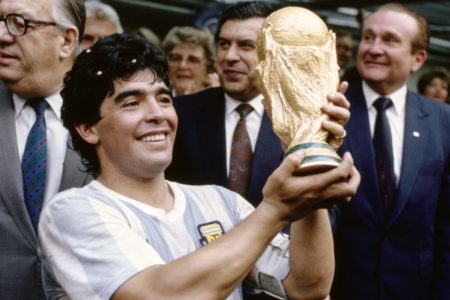 Maradona com a taça da Copa do Mundo
