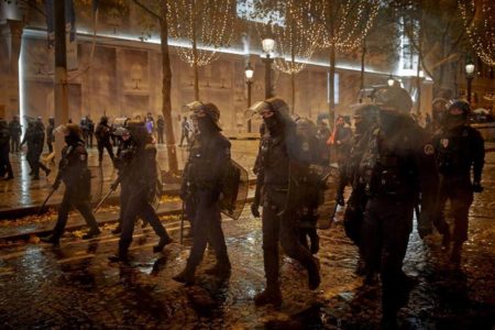 grupo de policiais vestidos de preto - metrópoles