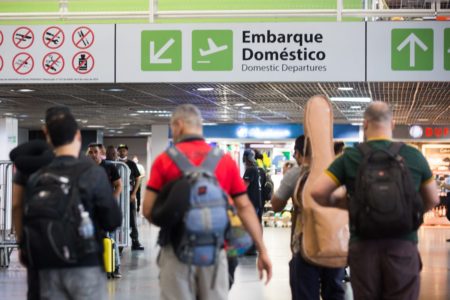 imagem colorida de passageiros na área de embarque do aeroporto de Brasília - Metrópoles