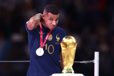 Mbappé olhando para a taça da Copa