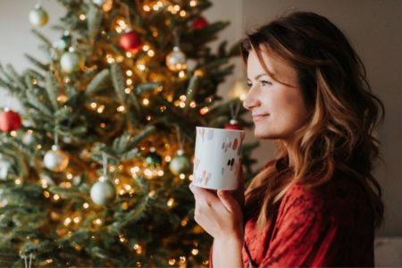 mulher tomando café no natal