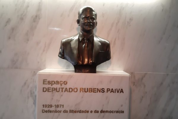 Busto de Rubens Paiva