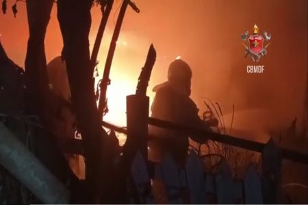 Imagem mostra bombeiros combatendo incêndio, em meio a chamas intensas - Metrópoles
