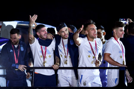 Jogadores festejando nas ruas - Metrópoles