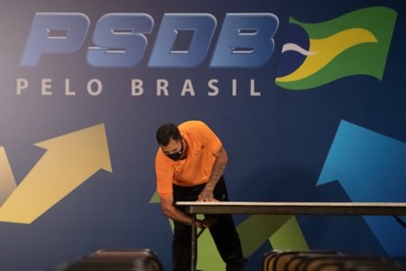 Fotografia colorida de homem arrumando mesa para evento