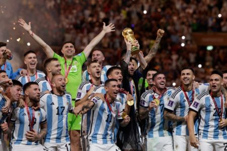Lionel Messi da Argentina e equipe comemoram após vencer a final da Copa do Mundo FIFA entre Argentina e França no Lusail Stadium na cidade de Lusail, Catar - Metrópoles