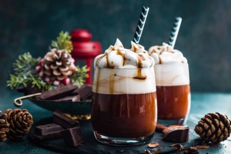 Na foto, dois copos com drinques de natal com café - Metrópoles