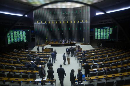 Plenário da Câmara dos Deputados visto da galeria. É possível ver uma movimentação de parlamentares entre as bancadas e o presidente da casa, Arthur Lira, na presidência - Metrópoles