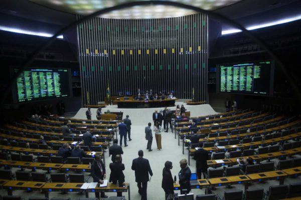 Plenário da Câmara dos Deputados visto da galeria. É possível ver uma movimentação de parlamentares entre as bancadas e o presidente da casa, Arthur Lira, na presidência - Metrópoles