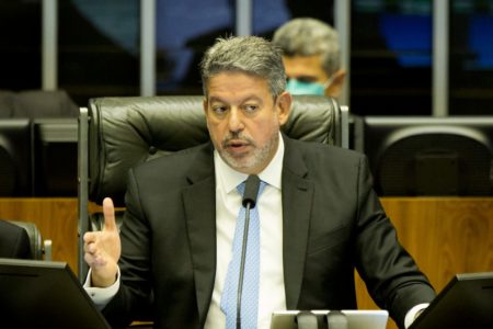 Plenário da Câmara dos Deputados visto da galeria. Na imagem, o presidente da casa, Arthur Lira fala na mesa da presidência - Metrópoles