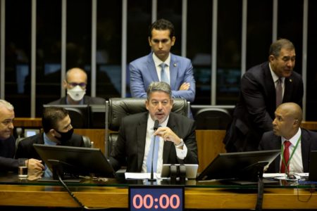 Plenário da Câmara dos Deputados visto da galeria. Na imagem, o presidente da casa, Arthur Lira fala na mesa da presidência - Metrópoles