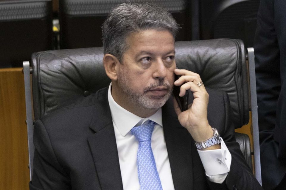 Arthur Lira, presidente da Câmara dos Deputados conversa ao celular durante discussão sobre a PEC - Metrópoles