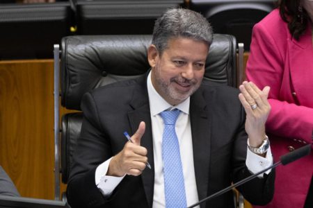 Arthur Lira, presidente da Câmara no Arthur Lira, chama com as mãos deputado durante sessão no plenário da Câmara - Metrópoles