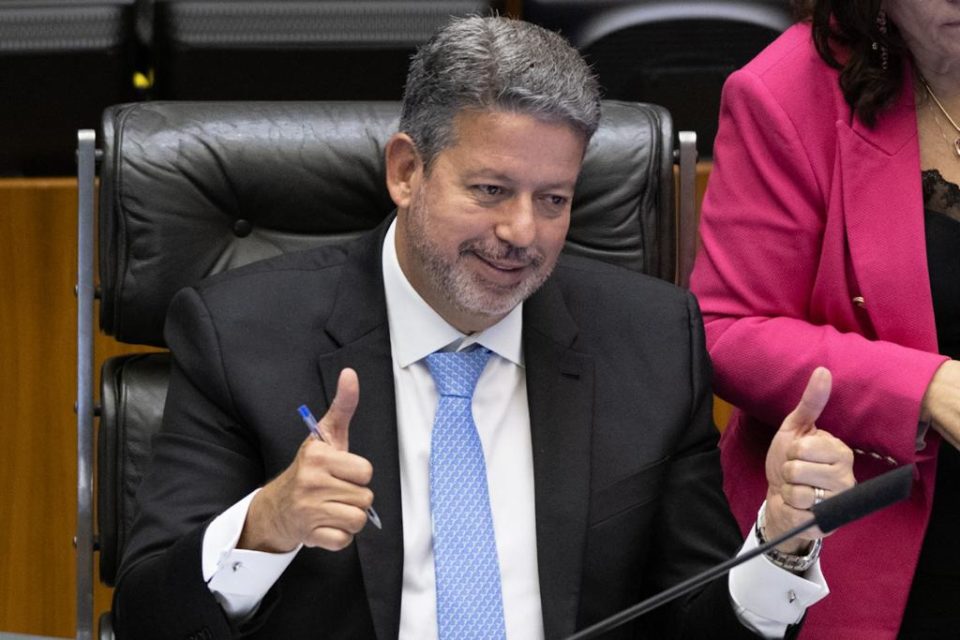 Arthur Lira, presidente da Câmara no Arthur Lira, faz positivo durante sessão no plenário da Câmara - Metrópoles