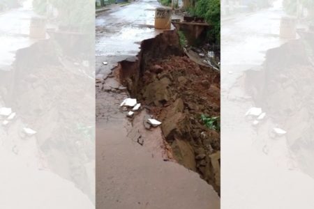 cratera engole rua e deixa moradores apavorados no Entorno