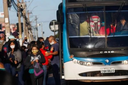 Passageiros e ônibus - Metrópoles