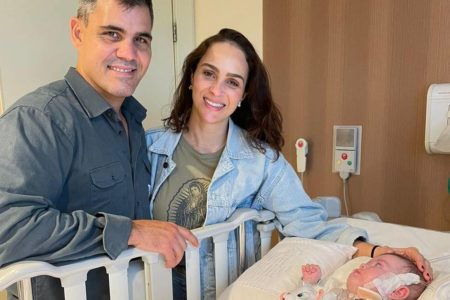 Juliano Cazarré, Letícia Cazarré e Maria Guilhermina. O casal está de camisa azul, são brancos e tem o cabelo preto - Metrópoles