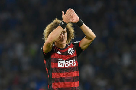 David Luiz, do Flamengo, cumprimenta a torcida após a partida entre Talleres e Flamengo pela Copa CONMEBOL Libertadores 2022 no Estádio Mario Alberto Kempes em Córdoba, Argentina - Metrópoles