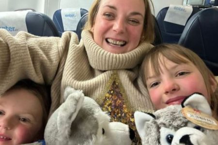 Foto colorida de mulher e duas meninas sorrindo