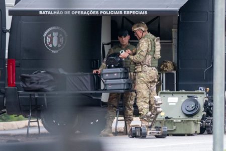 Carro do esquadrão antibombas da Polícia Civil do Distrito Federal parado próximo ao Eixão, na Asa Sul, com um agente do lado de fora verifica suspeita de explosivo em ônibus - Metrópoles