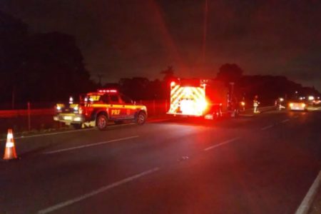 Imagem colorida: viaturas da polícia e bombeiros fecham BR à noite - Metrópoles