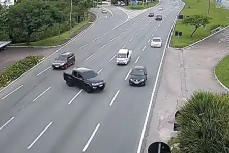 Imagem colorida: carro atravessa avenida - Metrópoles