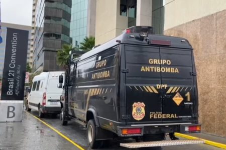 Veículo do grupo antibomba da Polícia Federal aparece do lado de fora do hotel Brasil 21, em que o presidente eleito Lula está hospedado. Eles fizeram varredura a procura de explosivos no local - Metrópoles