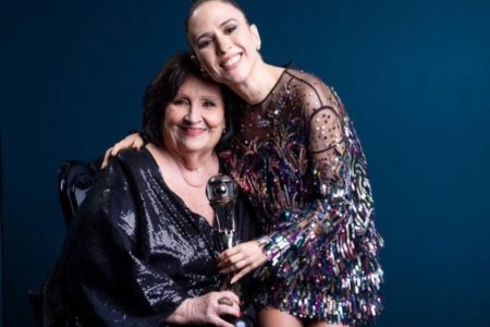 Tatá Werneck recebe prêmio Paulo Gustavo e doa para mãe do humorista - Metrópoles