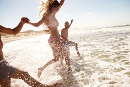 pessoas curtindo praia