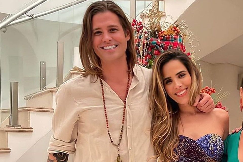 A cantora Wanessa Camargo com a família e seu namorado, Dado Dolabella em foto de Natal. Todos sorriem - Metrópoles