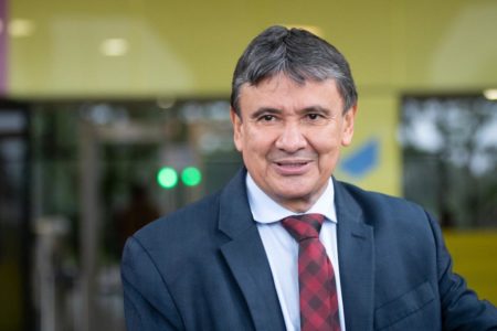 Futuro Ministro do Desenvolvimento Social, Wellington Dias (PT), chega ao CCBB, sede do governo de transição. Ele é cercado por jornalistas - Metrópoles