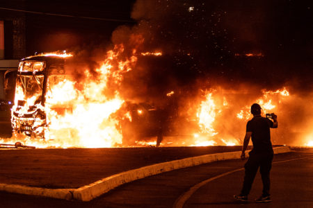 Bolsonaristas tentam invadir sede da PF, entram em confronto com a polícia e causam terror no centro de Brasília após indígena ter prisão decretada pelo ministro Alexandre de Moraes. Ônibus incendiado por manifestantes - Metrópoles
