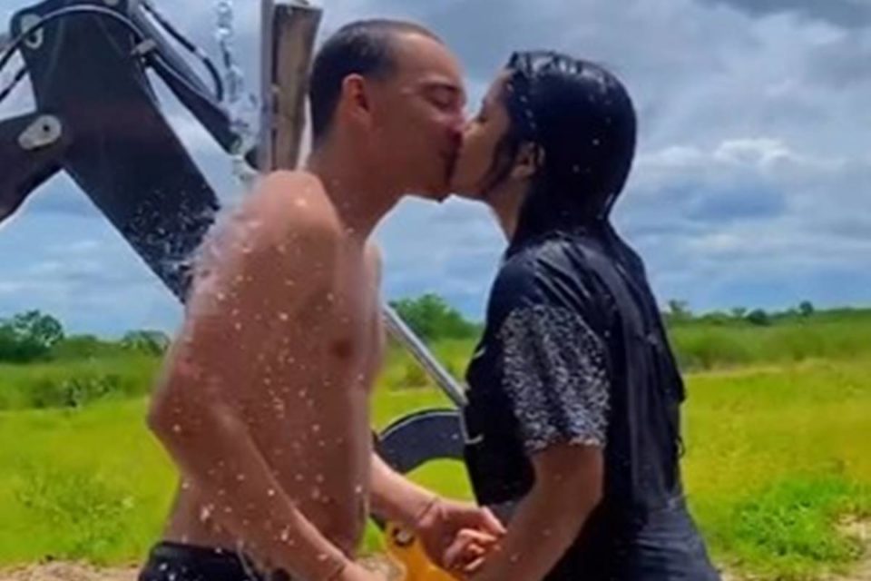 Foto colorida de João Gomes beijando sua nova namorada - Metrópoles