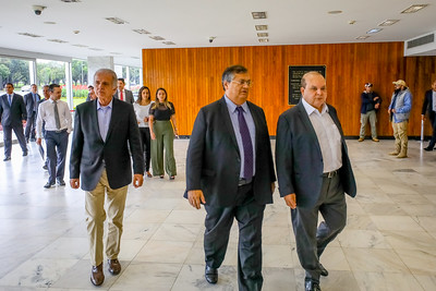 O governador Ibaneis conversa com os futuros ministros Flávio Dino (Justiça) e José Múcio (Defesa) no Palácio do Buriti sobre segurança em dia da posse Lula - Metrópoles