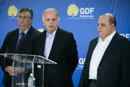 O futuro ministro da Defesa, Múcio, discursa em púlpito sobre a segurança de Brasília no dia da posse de Lula ao lado do governador Ibaneis e do futuro ministro Flávio Dino (Justiça) no Palácio do Buriti - Metrópoles